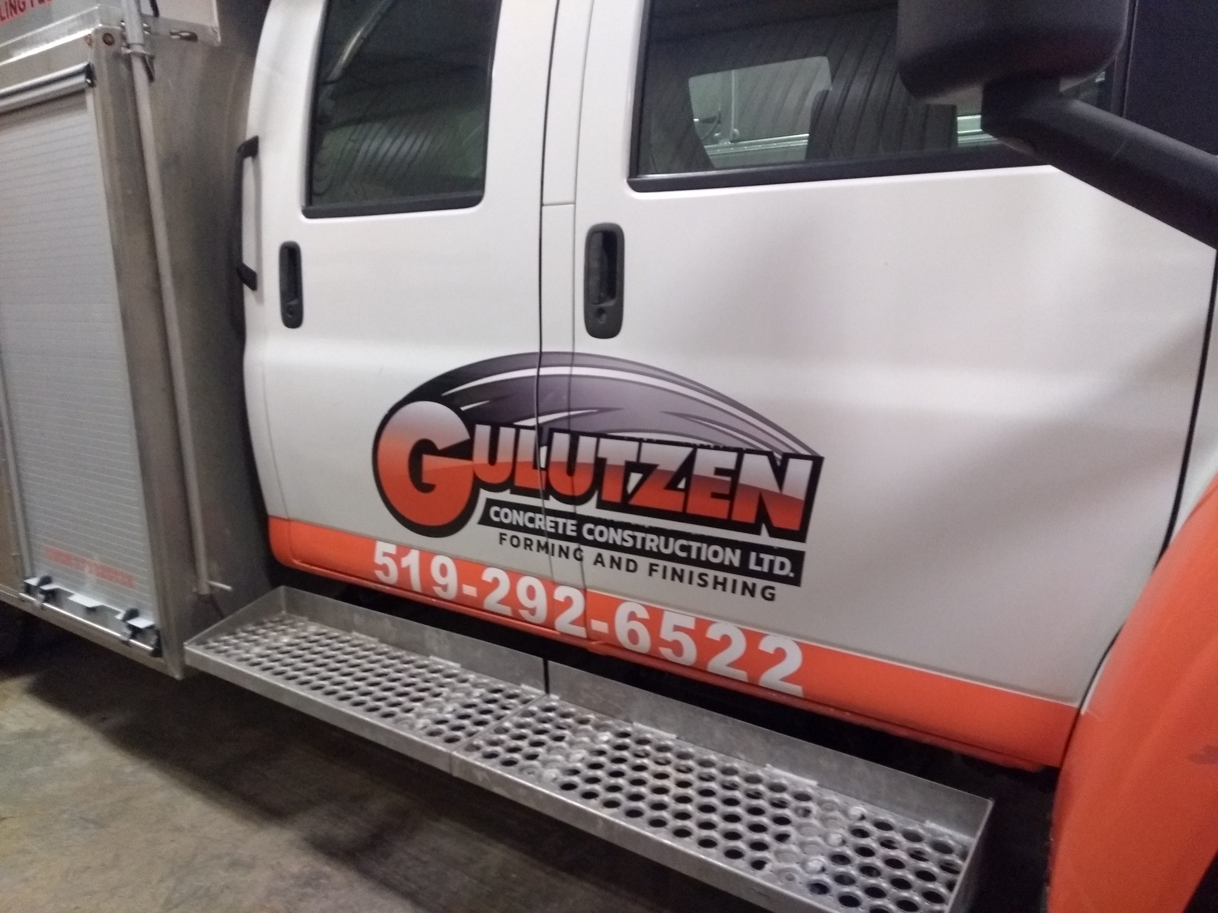 Gulutzen Concrete door graphic